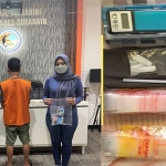 Tersangka saat diapit petugas beserta barang bukti yang diamankan Satresnarkoba Polrestabes Surabaya.