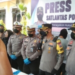 Kapolres Pasuruan, AKBP Bayu Pratama Gubunagi, saat konferensi pers terkait tabrak lari di Jalan Surabaya-Malang.
