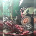 Kondisi mobil Ertiga yang gepeng saat tertindih truk kontainer usai terlibat kecelakaan di Bungah, Gresik. Foto: Ist