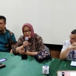 Kepala Dinas Kesehatan Kota Surabaya Febria Rachmanita bersama Kepala Humas RSUD Dr. Soetomo Surabaya dr Pesta Parulian, serta Kepala Bagian Humas Pemkot Surabaya M. Fikser, saat jumpa pers. foto: YUDI ARIANTO/ BANGSAONLINE