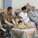 Tampak dalam pertemuan informal di PP Aamanatul Ummah 02 Leuwimunding Majalengka, Senin (28/7/2025), Prof Dr KH Asep Saifuddin Chalim (baju putih), Syaikh Ahmad Muhammad Mabruk (pakai jubah) dan Aay Kandar Nurdiansyah, Camat Majelangka (pakai seragam Camat duduk paling kanan atu ujung kanan). Foto: MMA/bangsaonline 