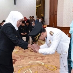 Mochamad Nur Arifin menerima ucapan selamat dari Gubernur Jatim, Khofifah Indar Parawansa usai dilantik sebagai Bupati Trenggalek. foto: ist