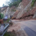 Jalur Pacitan-Ponorogo yang tertimbun longsor.