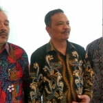 Cotta Sembiring, Deputi Direktur Bidang Perluasan Kepesertaan BPJS kantor pusat (kiri) bersama Agus Supriyanto (tengah) dan Dadang Setiawan (kanan).