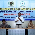 Ketua PWI Jatim Ainur Rohim menutup UKW ke-26 di gedung PWI Jatim, Selasa siang (30/7/2019). Sebanyak 22 wartawan muda dinyatakan kompeten.