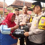 Personel Kodim 0827/Sumenep bersama Polres Sumenep saat bulan bakti TNI-Polri dalam bentuk bakti sosial serta bakti kesehatan.