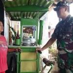 Danrem Gatut ketika berbincang dengan warga penghuni yayasan Balong Cangkring. foto: yudi eko purnomo/ BANGSAONLINE