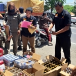 Petugas menyita miras yang dijual secara ilegal dari sejumlah toko dan warung.