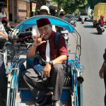 Supriyono naik becak mendaftarkan diri sebagai Bakal Calon Bupati ke PDIP dan Nasdam pada Pilkada Situbondo 2024