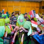 Ketua Umum PP Muslimat NU, Khofifah Indar Parawansa, mengawal pembentukan barisan Bunda Asuh Peduli Stunting untuk Provinsi Kepulauan Riau (Kepri), Kamis (16/5/2024). Foto: dok.pribadi