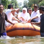 Gubernur Jatim, Khofifah Indar Parawansa didampingi Bupati Gresik Sambari dan Wabup Qosim melakukan sidak di Desa Pandu, Kecamatan Cerme dan Desa Cerme, Kedamean, Kabupaten Gresik, Minggu (5/5). 