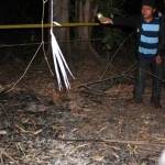 SELIDIKI: Petugas mengambil tulang-tulang dan tempurung tengkorak yang ditemukan di  Dusun Wonokoyo Desa Kloposepuluh Kecamatan  Sukodono. foto: catur andy erlambang/BANGSAONLINE