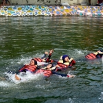 Para peserta Triathlon saat berenang sejauh 200 meter dari depan SDN 1 Ngagel sampai Jembatan Bungkuk. 