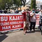 Korban mafia tanah didampingi Forum Masyarakat Peduli Hukum saat berdemonstrasi di Kantor Kejari Sidoarjo. Foto: MUSTAIN/BANGSAONLINE