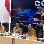 Wali Kota Madiun, Maidi, didampingi Bupati Madiun, Ahmad Dawami, bersama Karo ops Polda Jatim dan Danrem 081/DSJ, saat memimpin jalannya rapat koordinasi.