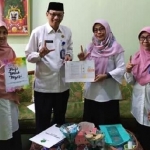 Kepala Kantor Kemenag Kota Batu, Drs. H. Nawawi bersama ASN MAN Batu.