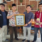 Yusuf Bachtiar saat menerima penghargaan sebagai Tokoh Muda Nahdliyin Inspiratif Jatim 2022 dari Forkom Jurnalis Nahdliyin. Foto: Ist