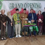 Pj Bupati Pamekasan Masrukin (tengah) bersama owner dan jajaran RSIA Puri Bunda Madura saat peresmian.