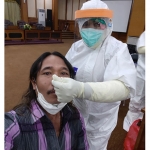 Anggota Fraksi Nasdem DPRD Gresik Nurhudi Didin Arianto saat menjalani rapid test antigen. (foto: ist)