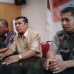 Ketua KPU Pacitan, Damhudi (tengah) saat menggelar gathering media, kemarin