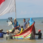 Cawapres Sandi saat naik di atas perahu nelayan.