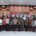 Kapolres Lamongan AKBP Harun bersama bupati dan tokoh agama. (foto: ist)