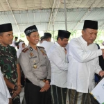 Bupati-Wabup Sambari-Qosim santuni yatim piatu saat istighosah akbar. foto: SYUHUD/ BANGSAONLINE