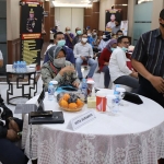 Wali Kota Risma saat mengikuti Rapat Evaluasi Pelaksanaan Masa Transisi Menuju New Normal Wilayah Surabaya Raya di Mapolda Jatim, Minggu (21/6/2020) malam. (foto: ist).