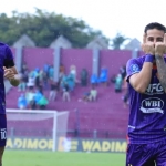 Ernesto Gomez (kanan) usai menjebol gawang Dewa United FC.  (Ist). 