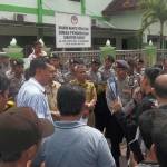 Mahasiswa saat berberorasi di depan kantor Disdik Sumenep. foto: rahmatullah/ BANGSAONLINE
