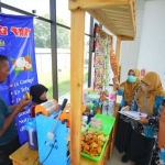 Petugas dari Dinkes PPKB Kota Madiun saat memeriksa sejumlah kios yang ada di Terminal Purboyo, Jumat (5/4/2024). Foto: Dok. Diskominfo Kota Madiun.