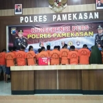 Para tersangka dipajang dalam konferensi pers di mapolres Pamekasan.