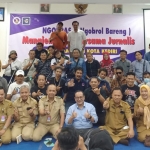 Direktur RSUD Gambiran dr. Aditya Bagus Djatmiko (duduk depan tengah) bersama jajaran dan para jurnalis di Kota Kediri. Foto: Ist.