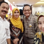 Kepala Dishub Jatim, Fattah Jasin (paling kiri) bersama pengurus Fatayat NU Jatim Lia Istifhama (dua dari kiri) saat hadir di tasyakuran HUT Kosgoro 1957 yang ke-62 di Surabaya. foto: ist.