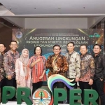 Direktur Utama Petrokimia Gresik, Dwi Satriyo Annurogo (tujuh dari kanan) usai menerima Proper Emas dari Wapres RI, Ma