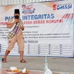 Penampilan salah satu peserta lomba orasi anti korupsi yang diselenggarakan Sindikat dan Somasi.