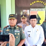 Pangdam V/Brawijaya, Mayjen TNI Farid Makruf, saat memberi keterangan pers kepada awak media.
