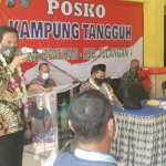 Plt. Bupati Sidoarjo Nur Ahmad Syaifuddin saat menyosialisasikan konsep transisi new normal di depan warga Desa Kepatihan, Tulangan, yang baru saja meresmikan kampung tangguh.