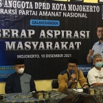 Anggota Fraksi PAN DPRD Kota Mojokerto, Miftah Aris Zuhuri (pegang mik), dalam giat serap aspirasi di Perumnas Surodinawan. Foto: YUDI EKO PURNOMO/ BANGSAONLINE