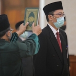Busrul Iman diambil sumpah sebagai Dirut Bank Jatim di Gedung Negara Grahadi, Surabaya. foto: istimewa