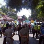 Warga terdampak Gunung Kelud saat demo di Kantor Bupati Kediri. foto: Arif Kurniawan/Bangsa Online