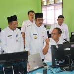 Wabup Qosim saat meninjau sekolah di Sangkapura yang menerapkan sistim belajar dalam jaringan (daring) pasca merebaknya virus Corona. foto: ist.