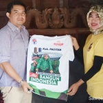 Panitia bersama Hj. Endang Surjasri, Kepala Disparpora Pacitan.