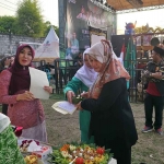 Anggota DPD RI dari Jawa Timur, Lia Istifhama atau yang akrab disapa Ning Lia, saat menjadi juri dalam lomba memasak di Lapangan Randupitu, Kabupaten Pasuruan.
