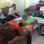 LP KPK saat melapor ke Bawaslu Lamongan. (foto: ist)