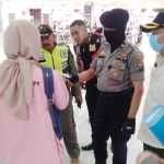 Tim Satgas PBNPP Covid-19  Kota Batu memberikan teguran kepada pelajar yang kedapatan keluyuran di tempat umum.