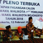 Ketua KPU Kota Mojokerto Saiful Amin ketika menggelar sidang pleno penetapan bakal calon Walikota dan Wakil Walikota Mojokerto. Foto: YUDI EP/BANGSAONLINE
