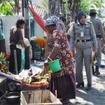 Ssalah satu tugas Satpol menertibkan PKL yang langgar Perda. foto: syuhud/BANGSAONLINE