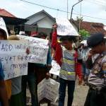 Massa saat tiba di kantor Kecamatan Guluk-guluk. foto: RAHMATULLAH/ BANGSAONLINE