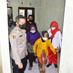 Nenek Tukinem diantar  Kapolres memasuki rumahnya yang baru dan kokoh setelah sebelumnya roboh terkena gempa Malang.